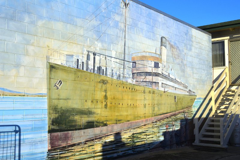 DSC_0056.JPG - Bowen history in murals
