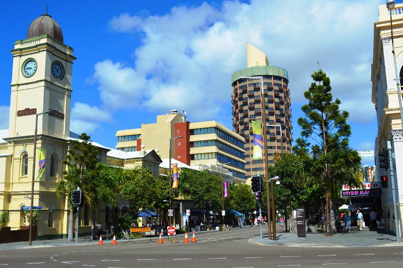 DSC_0001c.JPG - Townsville; Sunday market in Flinders mall