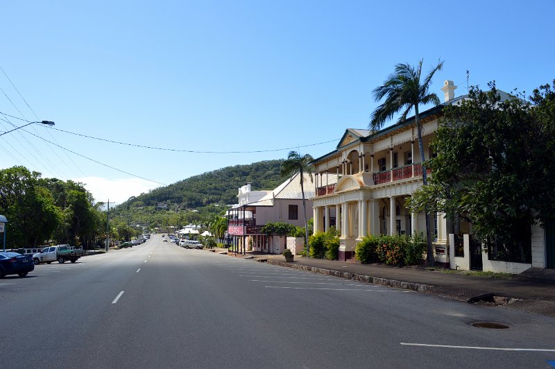 DSC_0154.JPG - Cooktown's main street