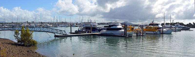 26GstonePan07.JPG - Gladstone harbour
