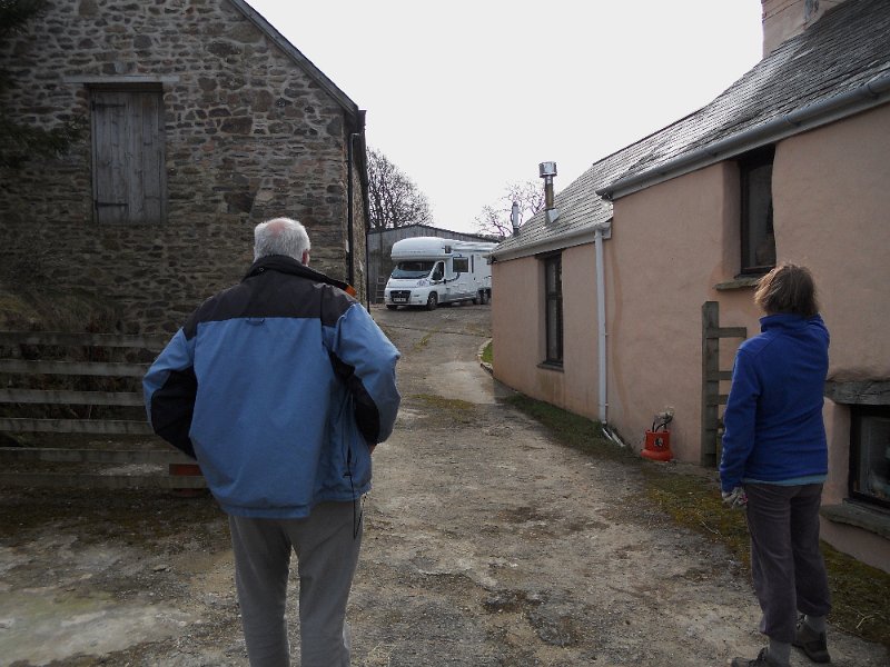 DSCN0390.JPG - M/H leaving the Percival's Farm - a bit tight