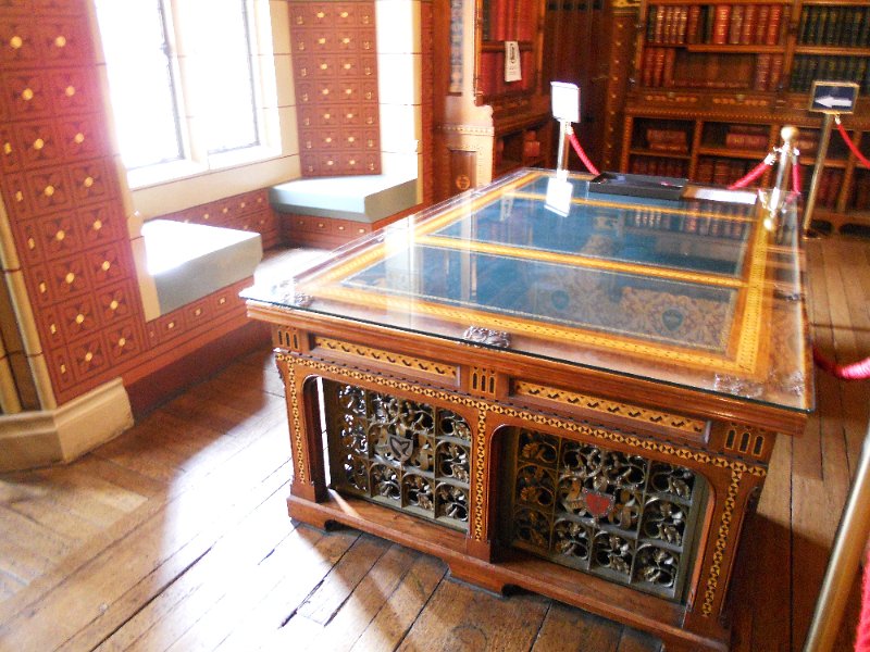 DSCN0697.JPG - Cardiff Castle library