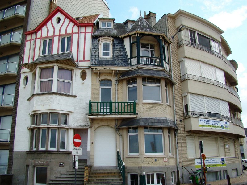 DSC03370.JPG - WESTEND-BAD, narrow buildings on the waterfront